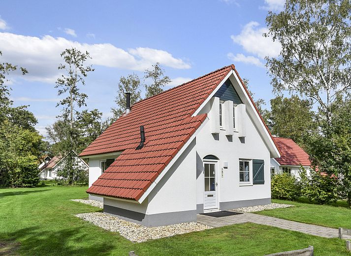 Esszimmer und Kueche im 4-Bett-Bungalow auf Landgoed De Elsgraven in Enter, Twente.