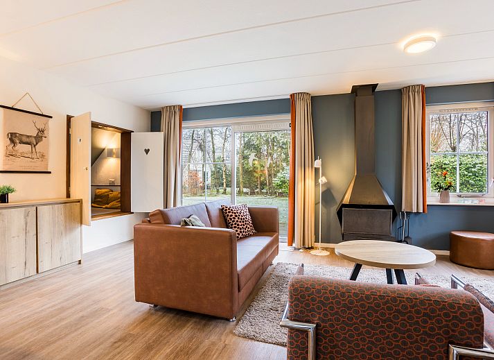 Modernes Wohnzimmer mit Kamin im Bungalow Landgoed De Elsgraven in Enter, Twente.