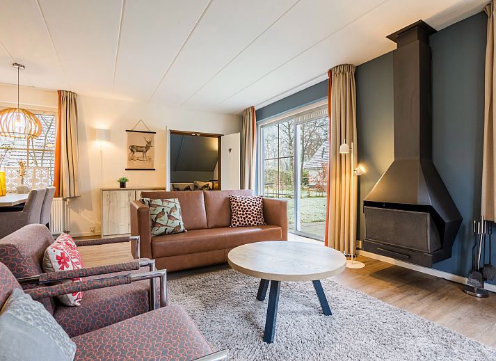 Modernes Wohnzimmer mit Kamin im Bungalow Landgoed De Elsgraven in Enter, Twente.