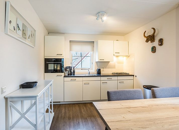 Modernes Wohnzimmer mit Kamin im Bungalow Landgoed De Elsgraven in Enter, Twente.