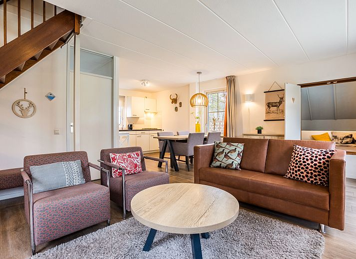 Modernes Wohnzimmer mit Kamin im Bungalow Landgoed De Elsgraven in Enter, Twente.