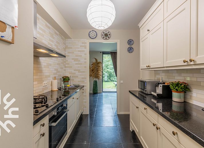 Cozy living room in vacation home OV659 in Enter, Twente with comfortable sofas.