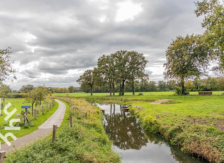 Cozy living room in vacation home OV659 in Enter, Twente with comfortable sofas.