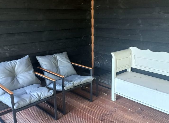 Rustiek pad omgeven door bomen bij Vakantiehuisje in Albergen, Twente, Overijssel, ideaal voor natuurliefhebbers en wandelaars.