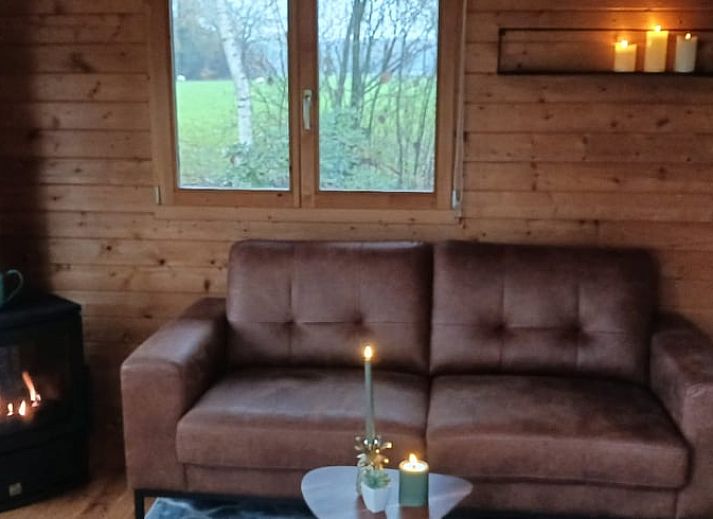 Rustiek pad omgeven door bomen bij Vakantiehuisje in Albergen, Twente, Overijssel, ideaal voor natuurliefhebbers en wandelaars.