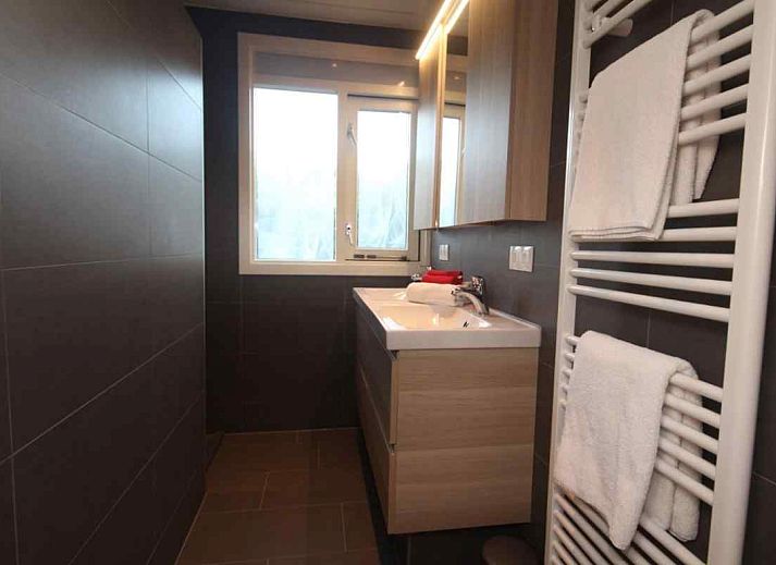 Abends beleuchteter Garten des Ferienhauses DG630 in Denekamp, Twente, Overijssel.