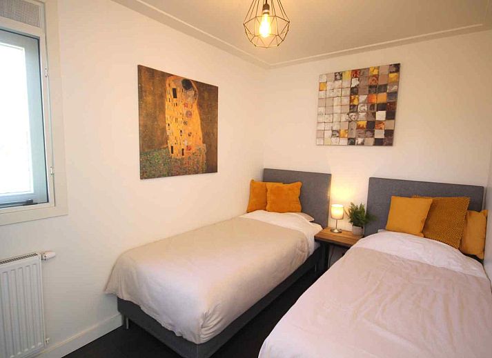 Abends beleuchteter Garten des Ferienhauses DG630 in Denekamp, Twente, Overijssel.