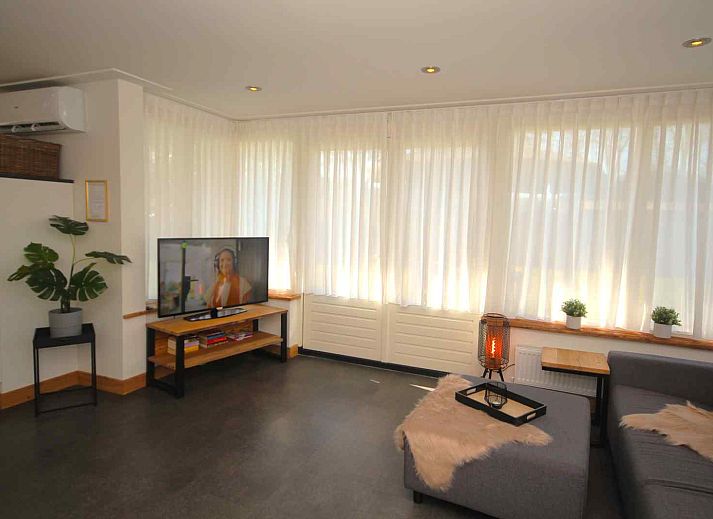 Abends beleuchteter Garten des Ferienhauses DG630 in Denekamp, Twente, Overijssel.