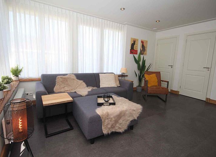 Geraeumige Terrasse mit Sonnenschirm im Ferienhaus DG630 in Denekamp, Twente, umgeben von viel Gruen.