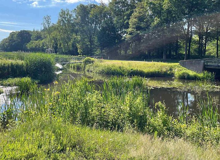 Ueberdachte Veranda im Ferienhaus DG630 in Denekamp, Twente, mit Blick auf den Garten.