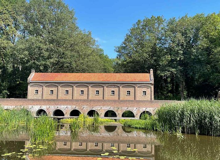 Ueberdachte Veranda im Ferienhaus DG630 in Denekamp, Twente, mit Blick auf den Garten.