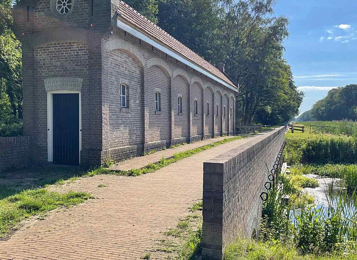Natuerliche Umgebung mit Teich im Ferienhaus DG630 in Denekamp, Twente.