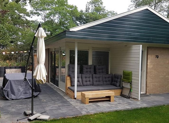 Veranda von Cottage in Denekamp, Ferienhaus in Twente, Overijssel, umgeben von viel Gruen und Ruhe.