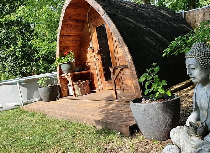 Modernes Wohnzimmer in Cottage in Denekamp, Ferienhaus in Twente, Overijssel mit gemuetlicher Sitzecke.