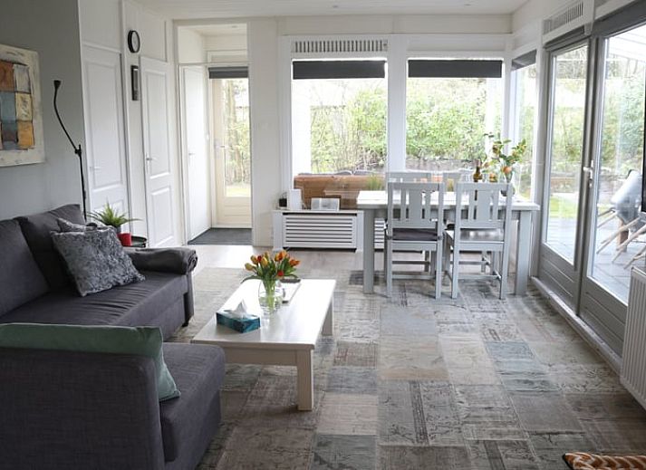 Modernes Wohnzimmer in Cottage in Denekamp, Ferienhaus in Twente, Overijssel mit gemuetlicher Sitzecke.