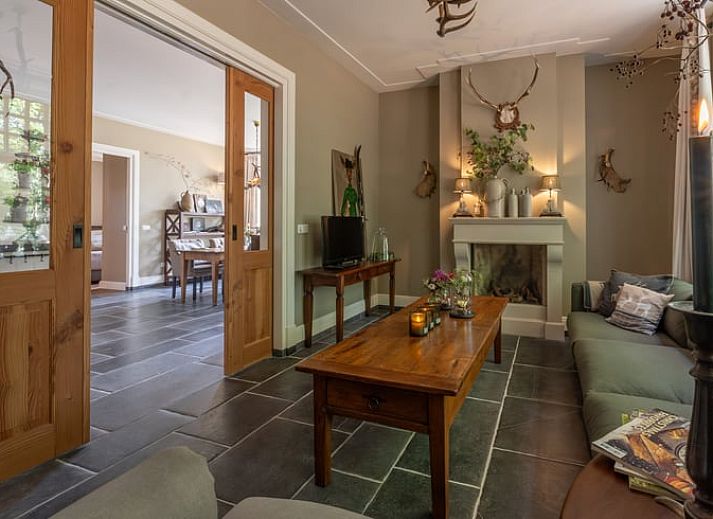 Gemuetlicher Eingang zum Ferienhaus in Denekamp, umgeben von Natur in Twente, Overijssel.