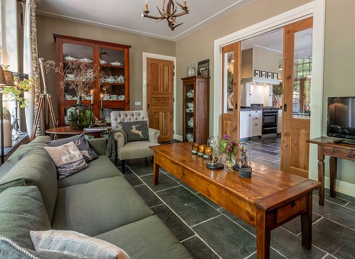 Gemuetlicher Eingang zum Ferienhaus in Denekamp, umgeben von Natur in Twente, Overijssel.