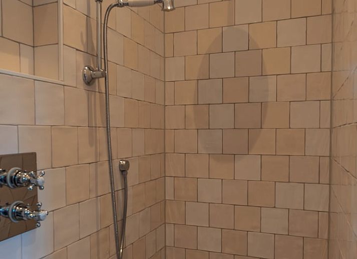 Geraeumige Kueche und Esszimmer in Cottage in Denekamp, Ferienhaus in Twente, Overijssel mit viel Licht.