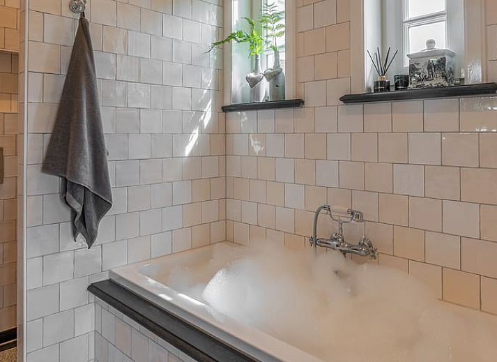 Geraeumige Kueche und Esszimmer in Cottage in Denekamp, Ferienhaus in Twente, Overijssel mit viel Licht.