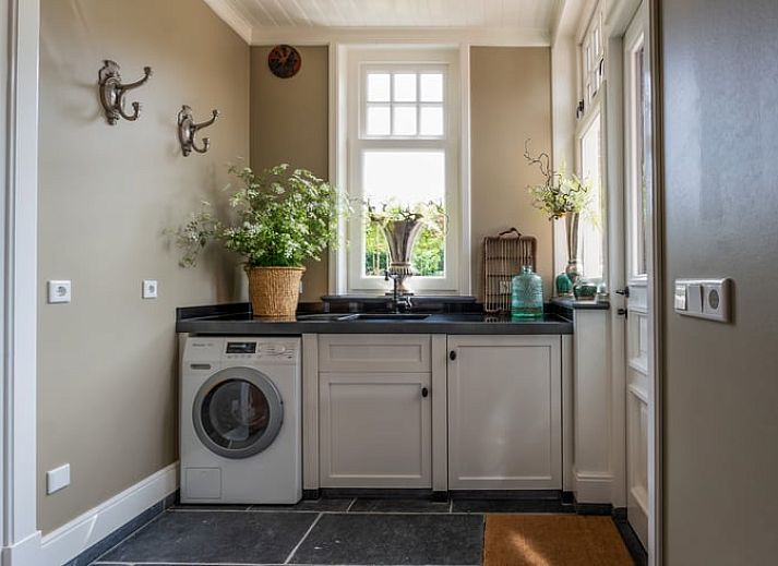 Geraeumige Kueche und Esszimmer in Cottage in Denekamp, Ferienhaus in Twente, Overijssel mit viel Licht.