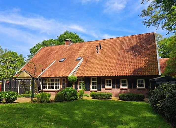 Cottage in Denekamp, cottage with traditional facade in Twente, Overijssel, surrounded by greenery.