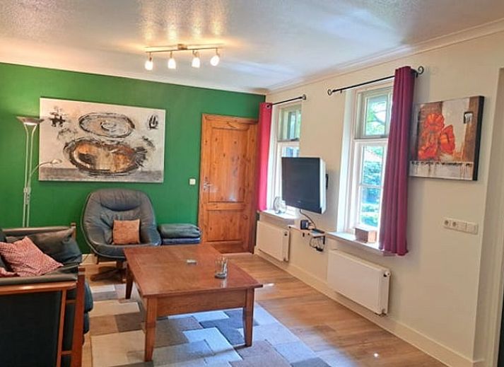 Cottage in Denekamp, cottage with traditional facade in Twente, Overijssel, surrounded by greenery.