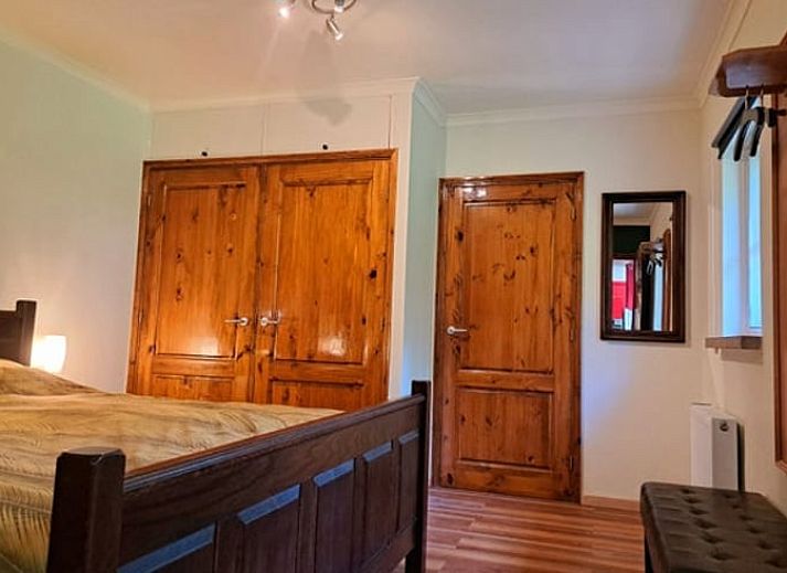 Cottage in Denekamp, cottage with traditional facade in Twente, Overijssel, surrounded by greenery.