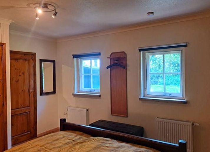 Cottage in Denekamp, cottage with traditional facade in Twente, Overijssel, surrounded by greenery.