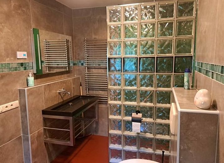 Cozy living room in Cottage in Denekamp, vacation home in Twente, Overijssel, with comfortable seating area.