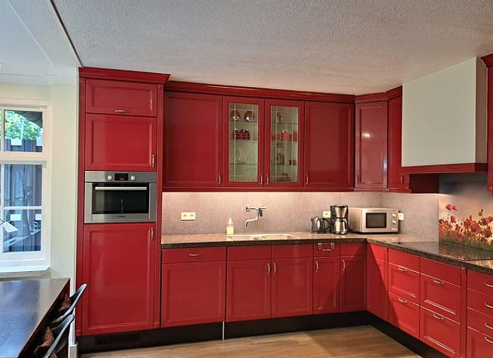 Cozy living room in Cottage in Denekamp, vacation home in Twente, Overijssel, with comfortable seating area.