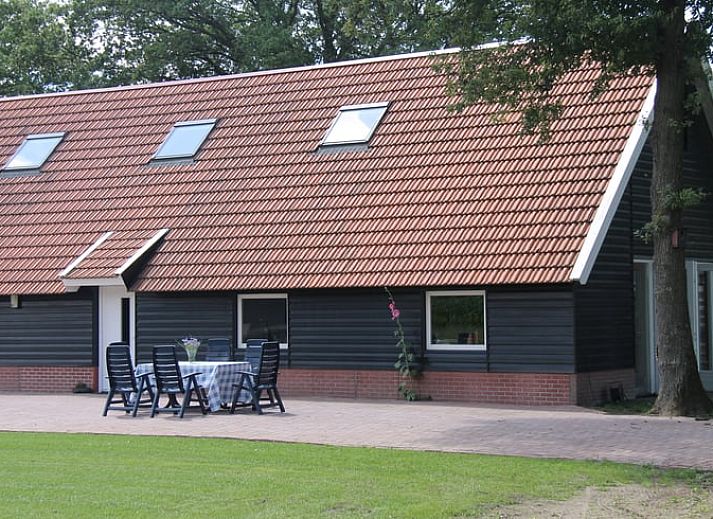 Charming cottage in Denekamp, Twente, with wooden facade and red roof tiles. Perfect vacation home in Overijssel.