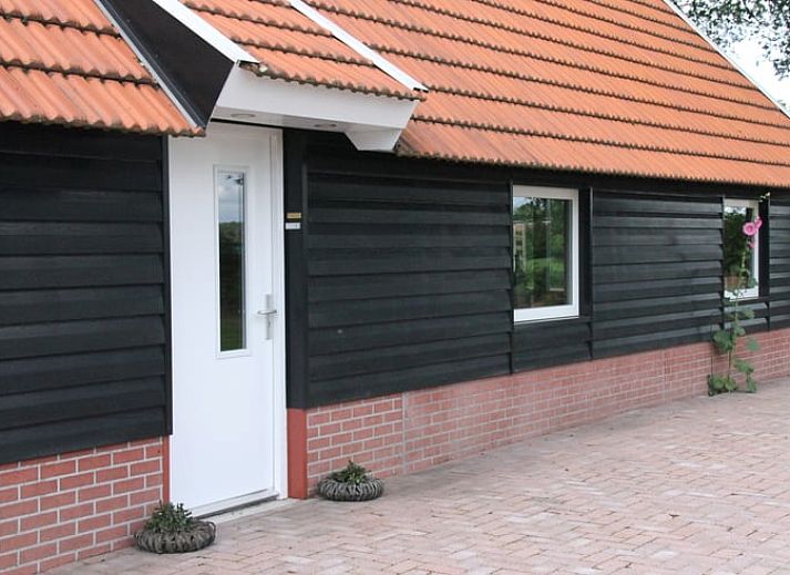 Charming cottage in Denekamp, Twente, with wooden facade and red roof tiles. Perfect vacation home in Overijssel.