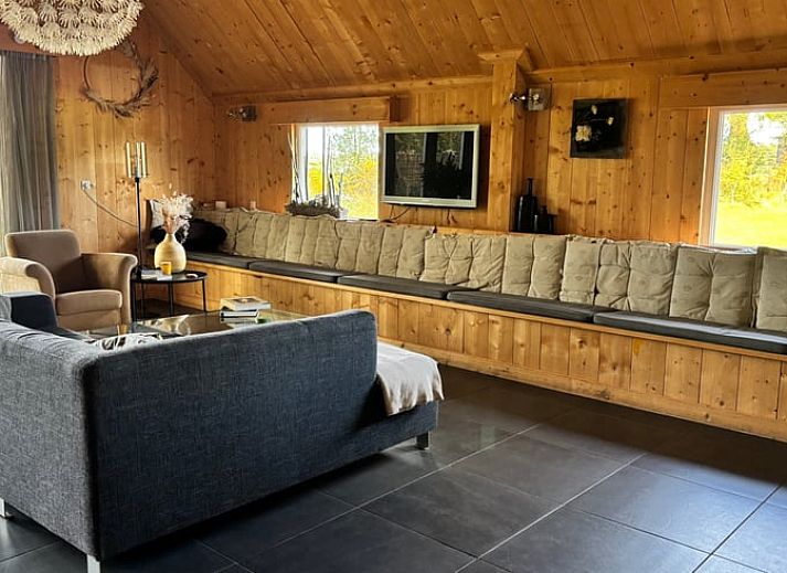 Charming cottage in Denekamp, Twente, with wooden facade and red roof tiles. Perfect vacation home in Overijssel.