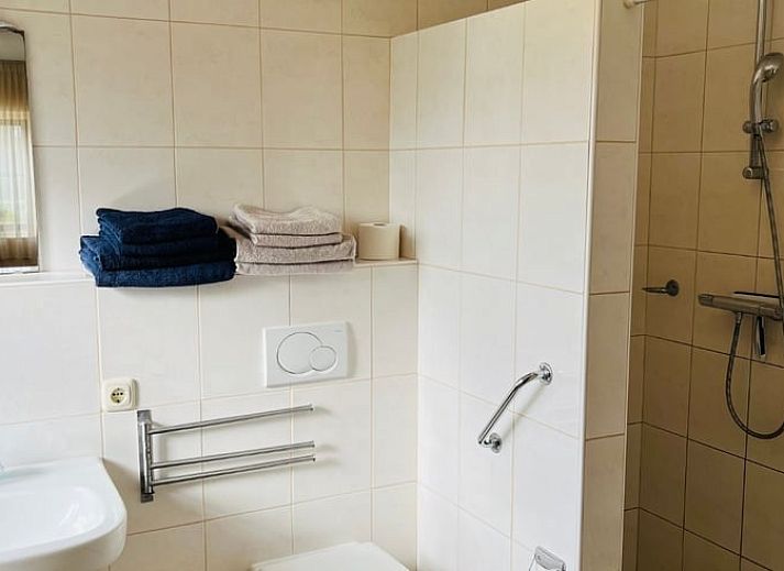 Gemuetlicher Innenbereich des Ferienhauses in Denekamp, Twente, mit komfortabler Sitzecke und moderner Kueche in Overijssel.