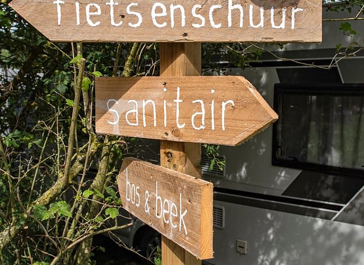 Gemuetlicher Innenbereich des Ferienhauses in Denekamp, Twente, mit komfortabler Sitzecke und moderner Kueche in Overijssel.