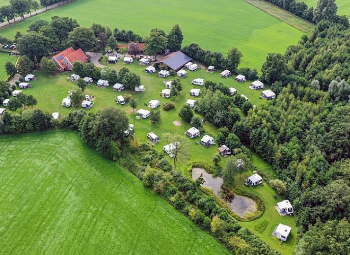 Gemuetlicher Innenbereich des Ferienhauses in Denekamp, Twente, mit komfortabler Sitzecke und moderner Kueche in Overijssel.