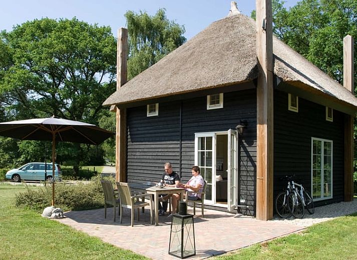 Ferienhaus in Notter mit Reetdach und gruenem Garten in Twente, Overijssel.
