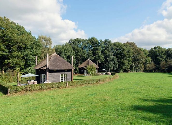 Geniet van de rust op de veranda van Huisje in Notter, vakantiehuis in Twente, Overijssel.
