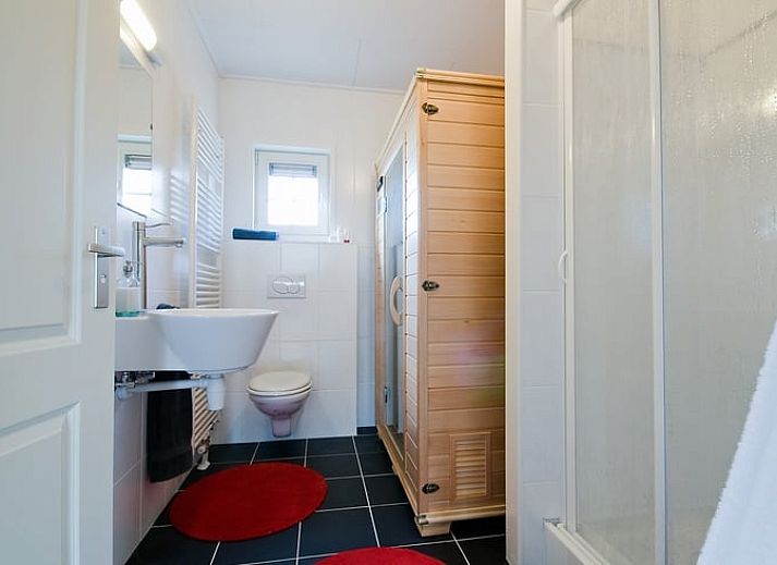 Huisje in Notter, vakantiehuis in Twente, omgeven door groene natuur en grazende paarden.