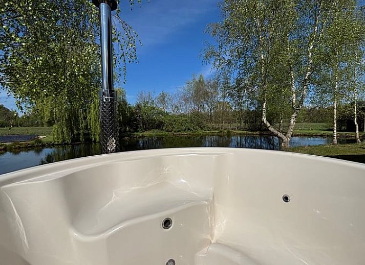 Geniet van de hot tub bij Vakantiehuis in Notter, gelegen in het groene Twente, Overijssel.