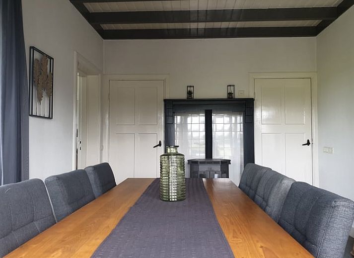 Garten des Ferienhauses in Daarle mit Schaukel und Terrasse im ruhigen Twente, Overijssel.