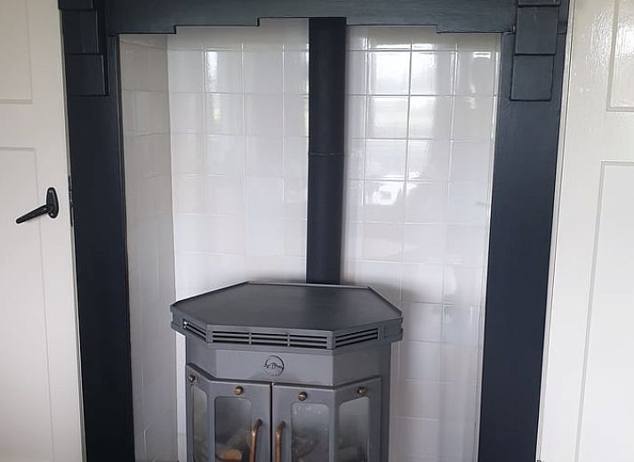 Garten des Ferienhauses in Daarle mit Schaukel und Terrasse im ruhigen Twente, Overijssel.