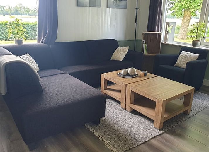 Garten des Ferienhauses in Daarle mit Schaukel und Terrasse im ruhigen Twente, Overijssel.