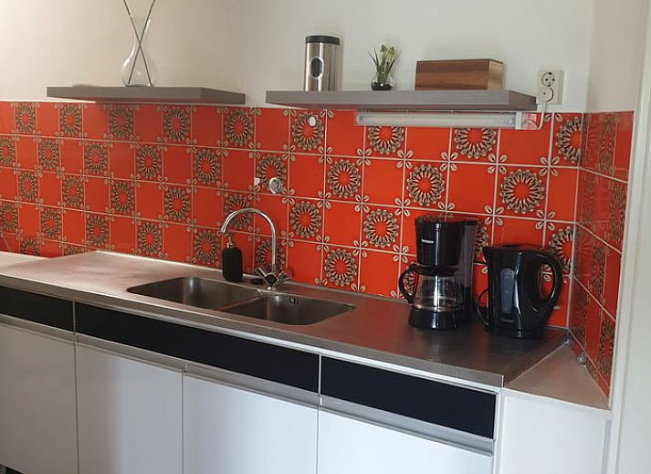 Blick von der Terrasse des Ferienhauses in Daarle ueber gruene Felder in Twente, Overijssel.