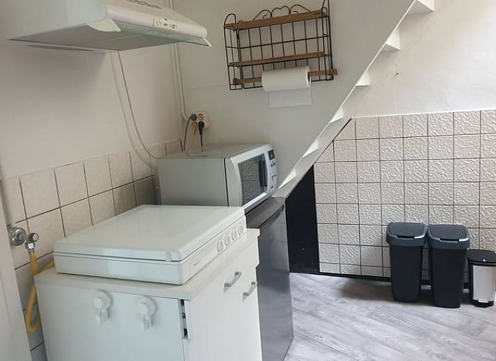 Blick von der Terrasse des Ferienhauses in Daarle ueber gruene Felder in Twente, Overijssel.