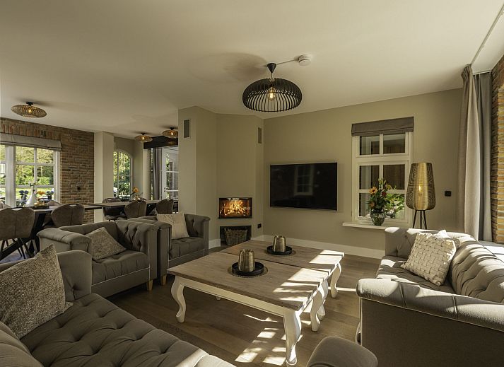 Vakantiehuis Het Landhuis in Losser, Twente, biedt een charmante buitenkant met groene omgeving.