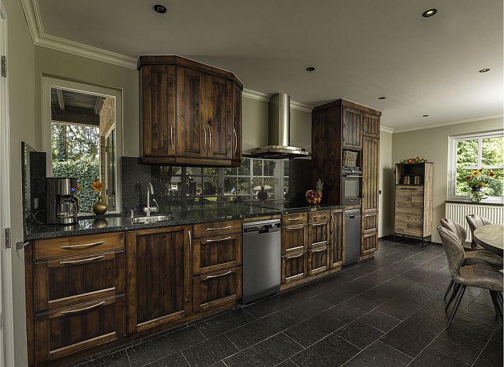 Vakantiehuis Het Landhuis in Losser, Twente, biedt een charmante buitenkant met groene omgeving.