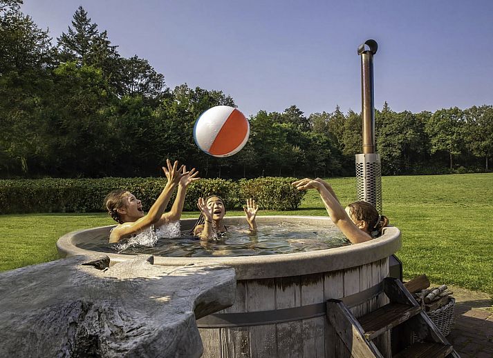 Vakantiehuis Het Landhuis in Losser, Twente, biedt een charmante buitenkant met groene omgeving.