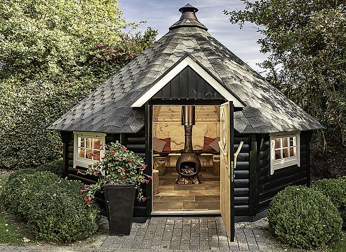 Vakantiehuis Het Landhuis in Losser, Twente, biedt een charmante buitenkant met groene omgeving.