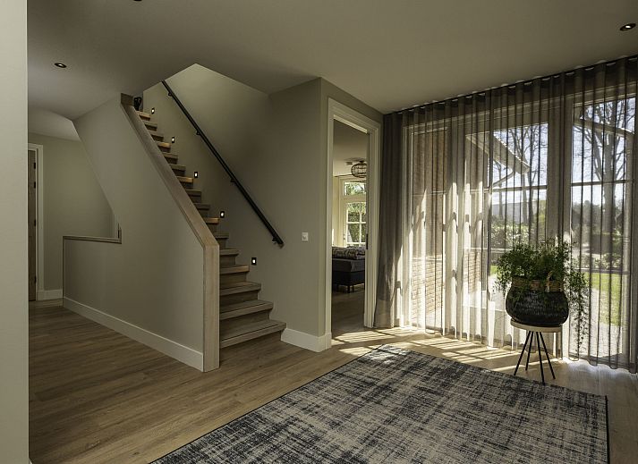 Ruime keuken in Vakantiehuis Het Landhuis, Losser, Twente, met moderne apparatuur en houten kasten.